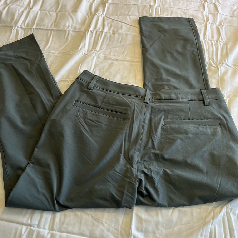 Under Armour Men’s Pants. Golf Style/business casual. 36x30, Gray.